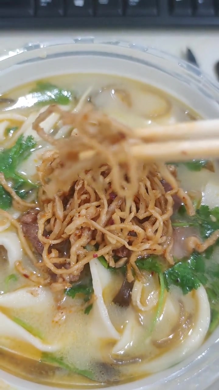 终于找到这个芥菜丝,还是小时候的味道,太好吃了,不能堂食,打包一份烩面,看到老板卖的有这个