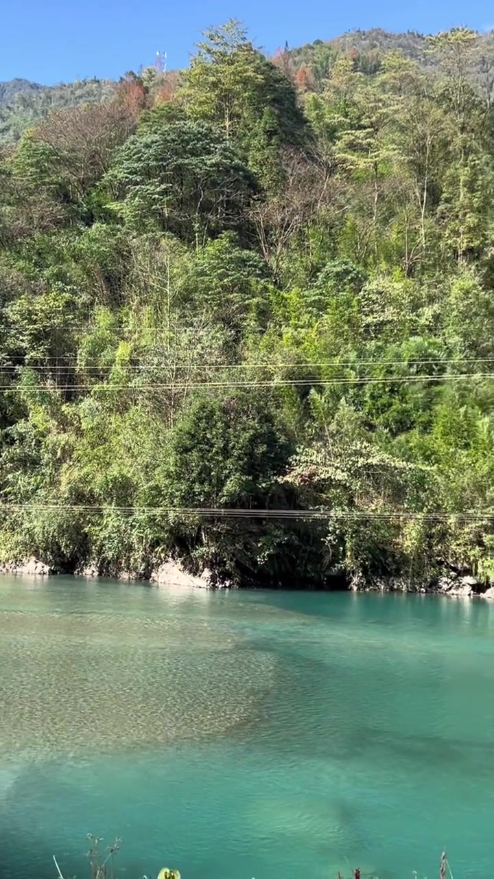 崇州文井江的鸡冠山现因修路关闭,不过路上的风景也很迷人,虽然进山限流修路困难重重。#行走山