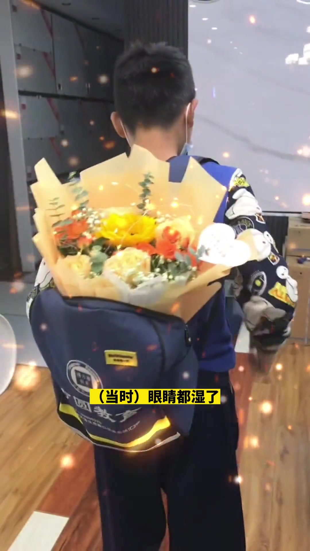 12岁男孩在妈妈生日时送上鲜花和蛋糕,妈妈:眼睛瞬间湿润,觉得孩子长大了