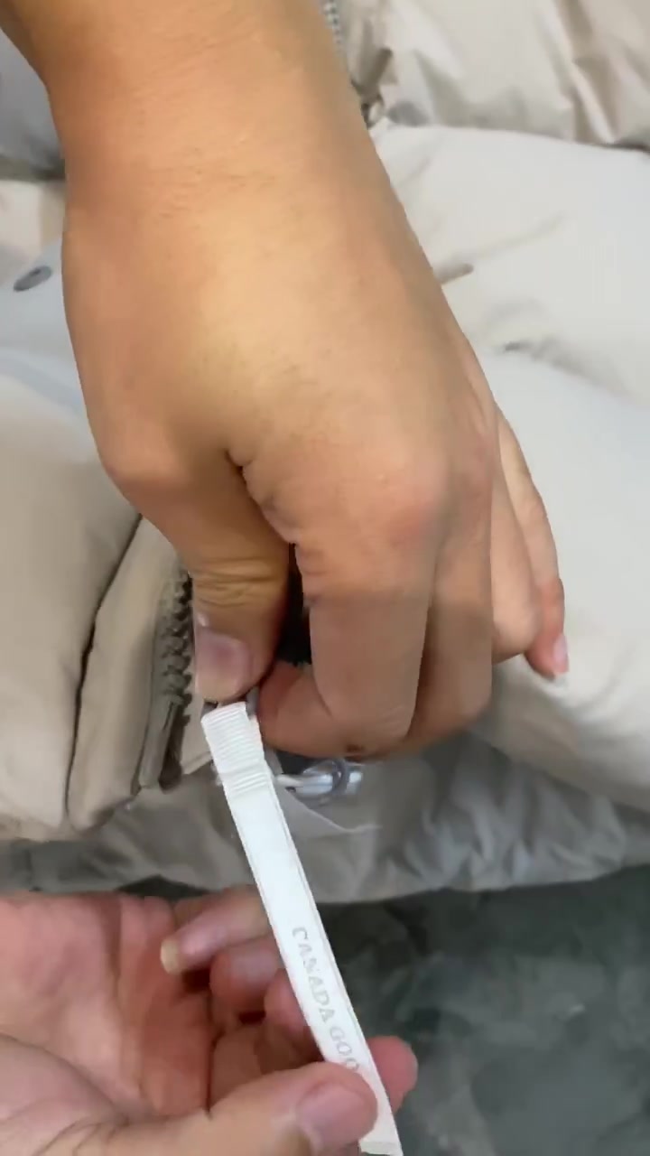 加拿大鹅女款胶囊羽绒服,简洁大气优雅,上身既保暖又舒适
