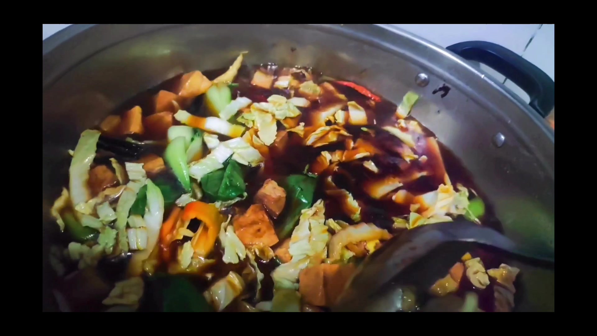 #我的冬日食谱# 天冷了,想吃点儿连汤带水的热乎饭菜,今天就简单做一个烩烧饼吧。
