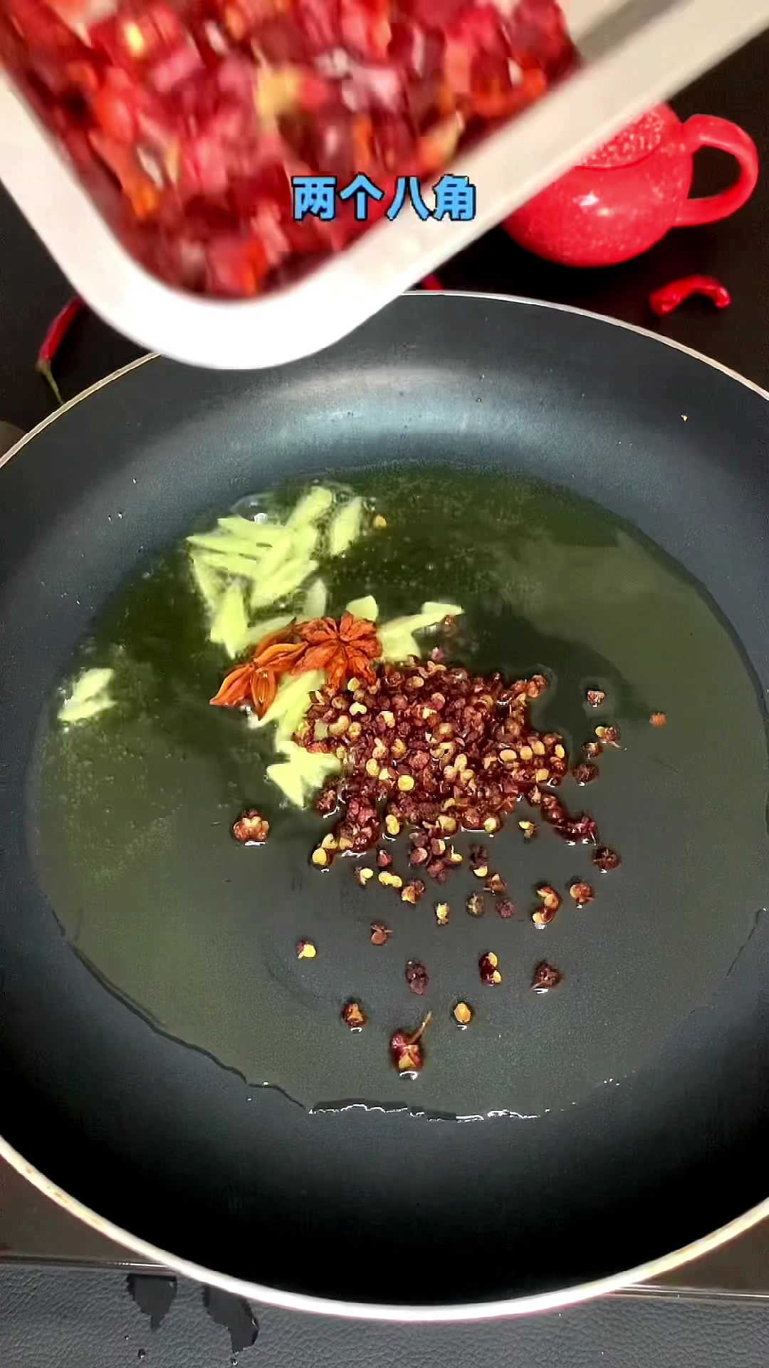 酱烧鸡珍,麻辣鲜香,酱香浓郁。