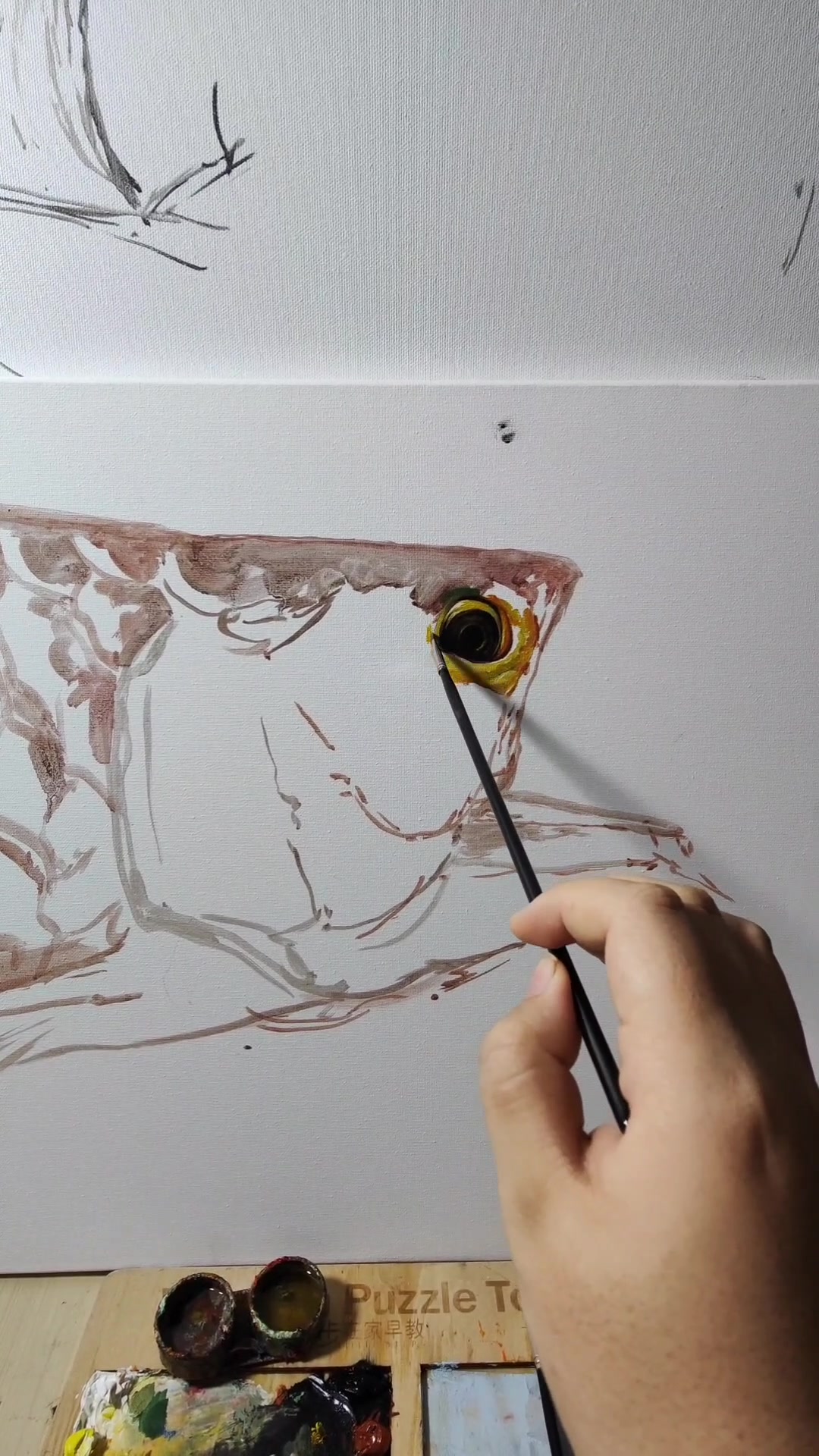 油画金龙鱼起稿了,造型打完开始铺底色了,作者朱义林油画