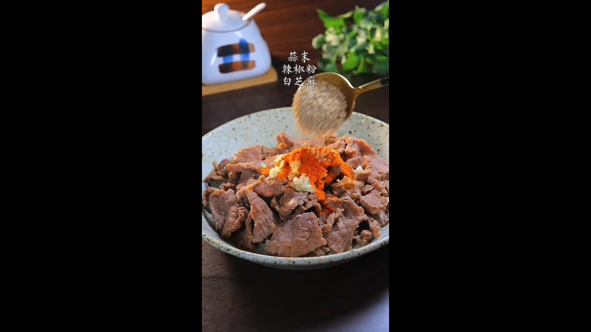 今日分享一道湖南经典家常菜,香菜拌牛肉的家常做法。