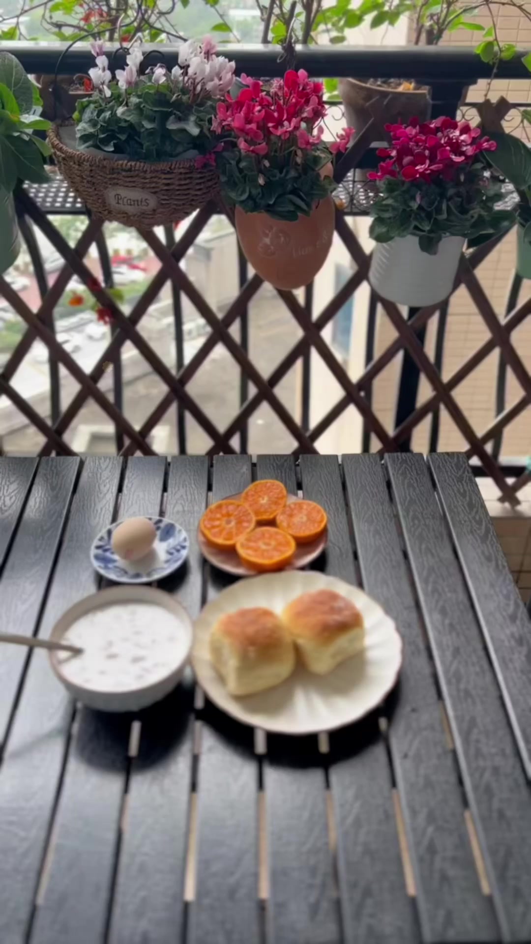 一个人的早餐,芋泥牛奶搭配葡萄干面包