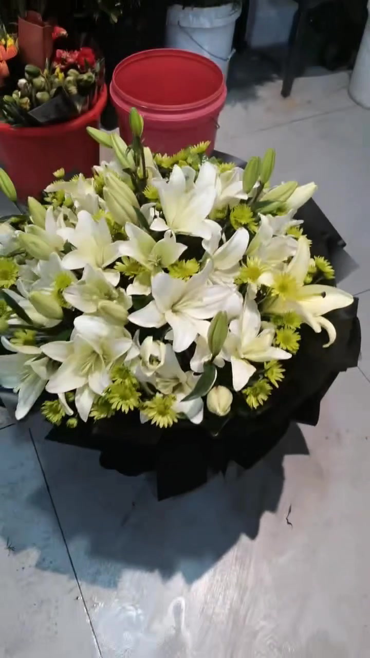 百合配雏菊,红玫瑰粉玫瑰混搭花束