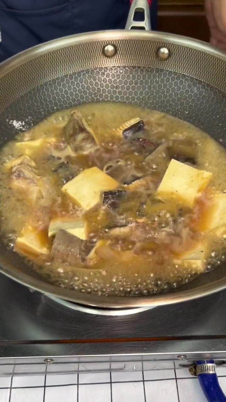 天这么冷!下班就去买条小老板鱼,再来块大豆腐,暖暖和和陪着家人吃晚饭 老板鱼炖豆腐 爱做饭