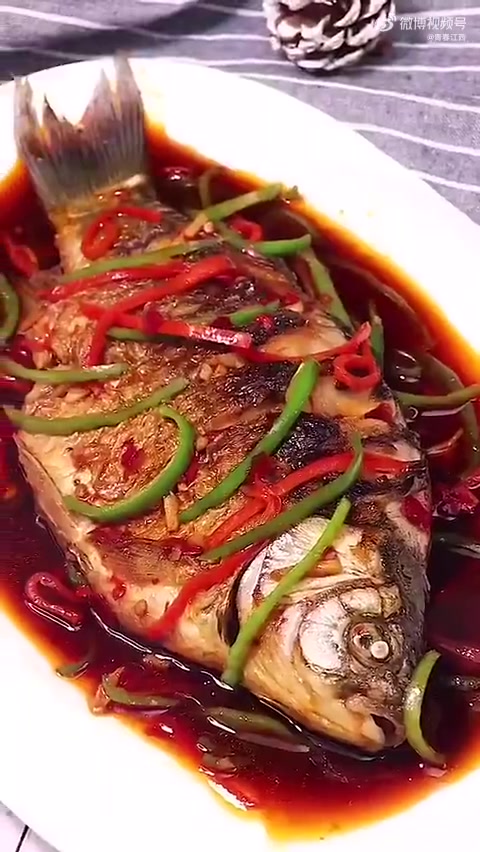 午饭吃什么「红烧鲫鱼」外焦里嫩,美味可口,食欲爆棚,吃着很过瘾,美食get√(美食和旅行)