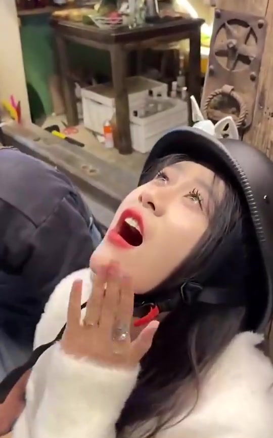 第一次见这么喝鸡尾酒的。直接摇美女脑袋.最后美女翻白眼