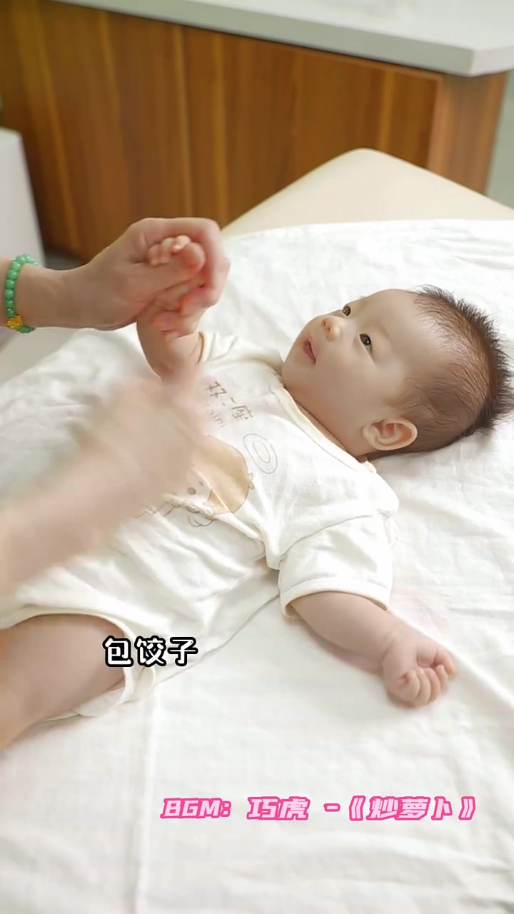 简单易学的亲子操,不仅可以锻炼宝宝手脚协调