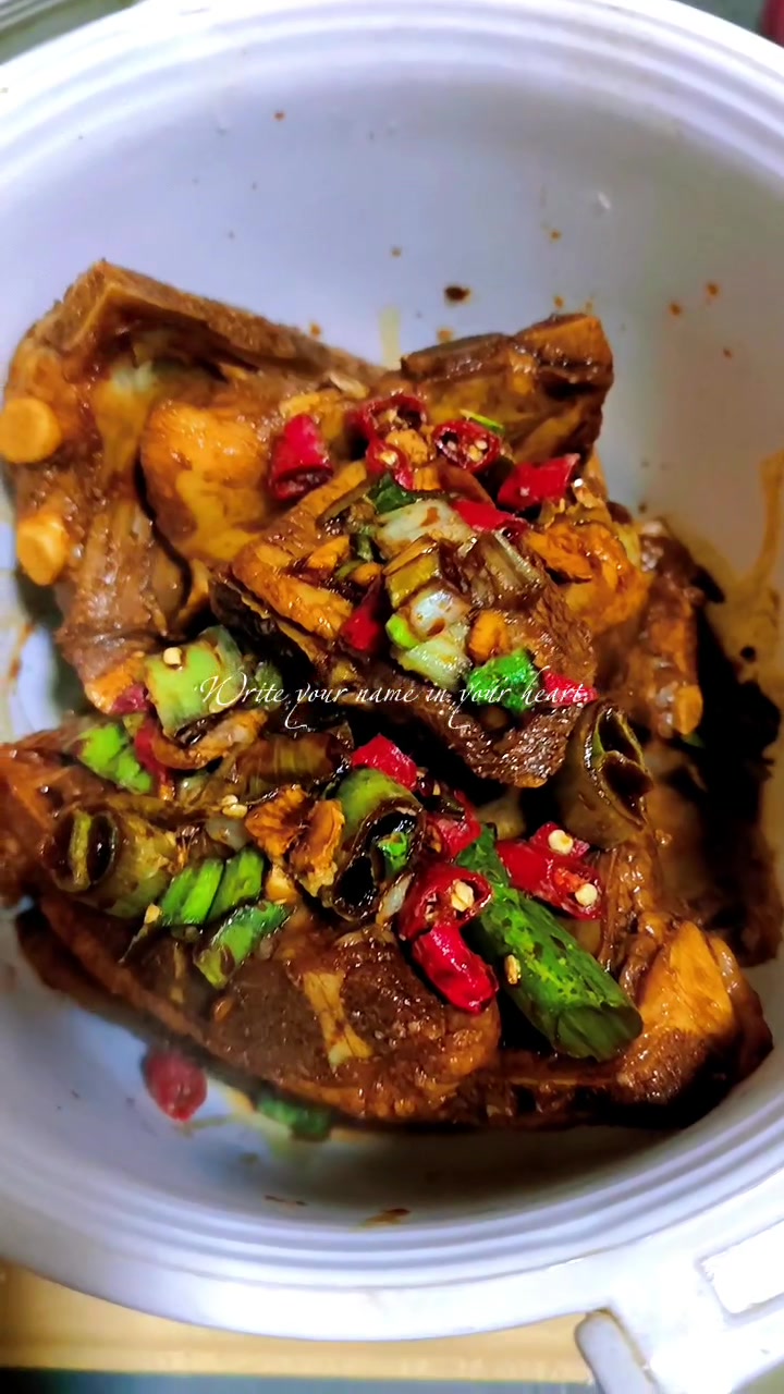 我家香喷喷的腊羊排炖萝卜出锅了