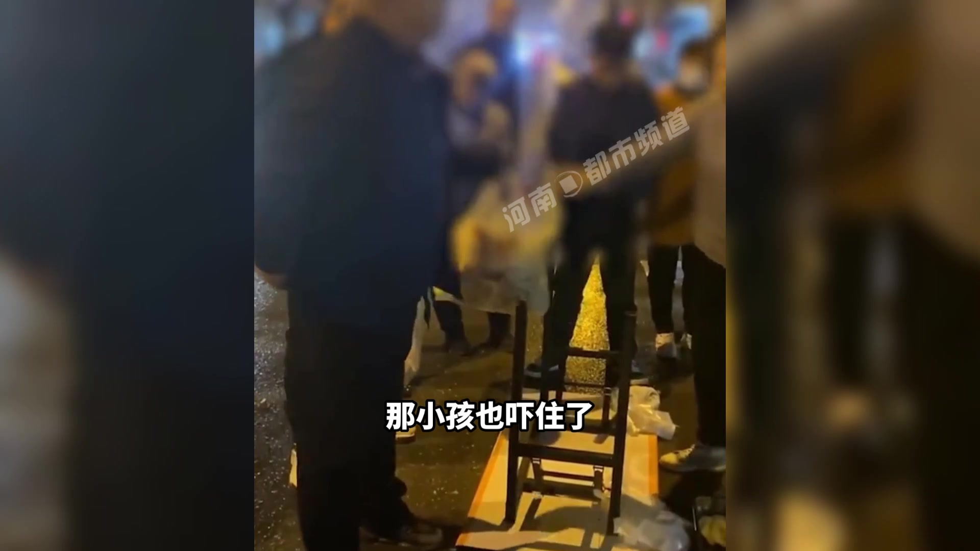 小女孩误撞烧饼摊被索赔,好心男子帮忙解围,买下70多个烧饼