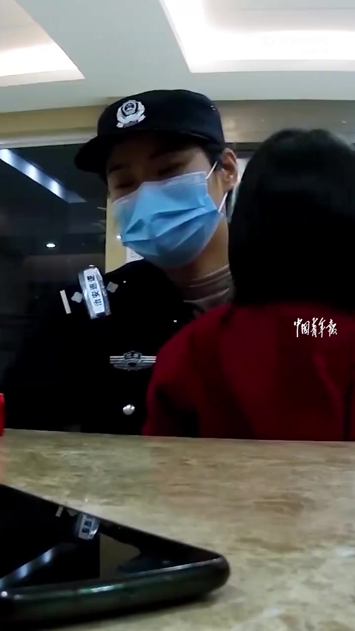 民警晚上值班时,听到窗外有小孩哭声便下楼查看,迷路小女孩见民警穿着便服不愿与她一起回派出所