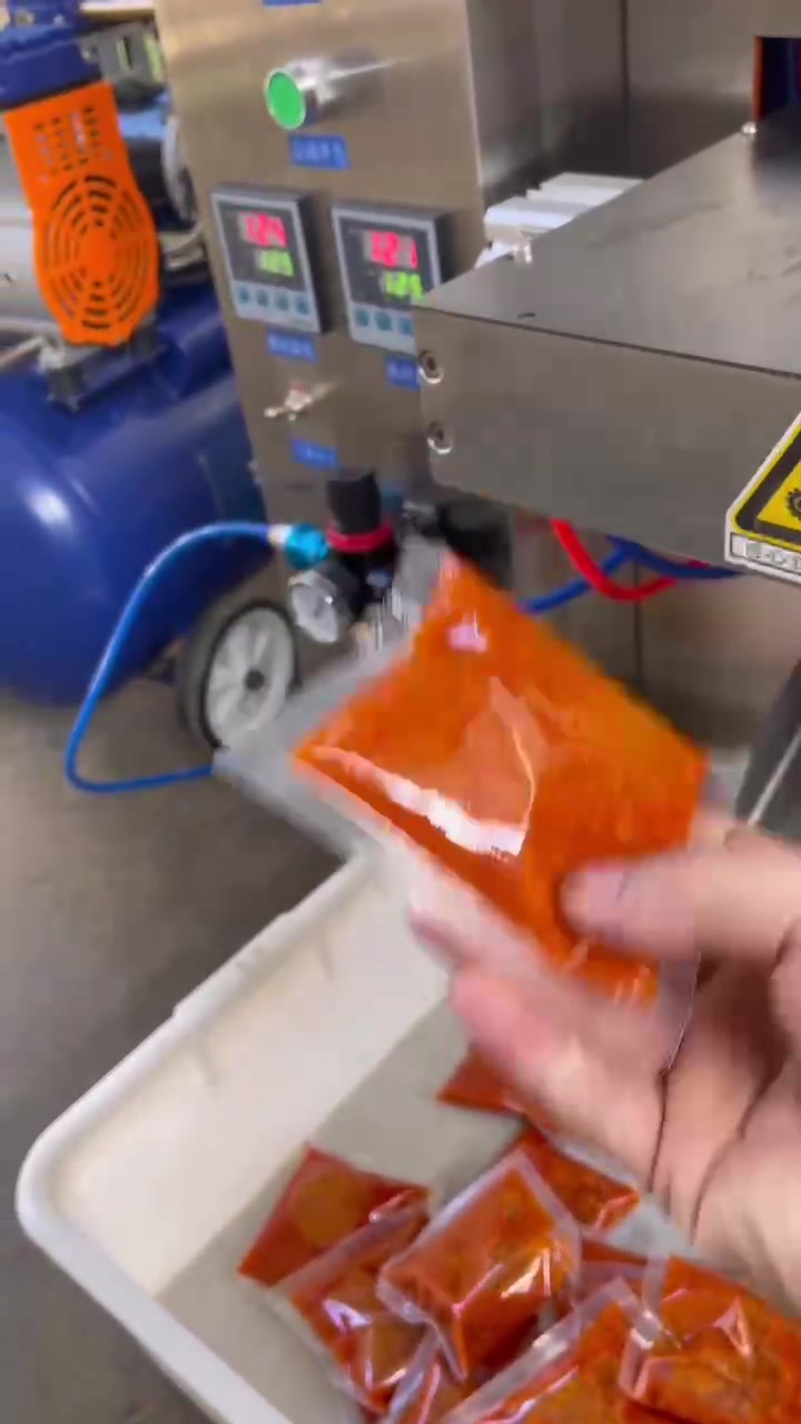 小塑料袋装辣椒酱包装机 调教酱料自动包装机器包装真的完美