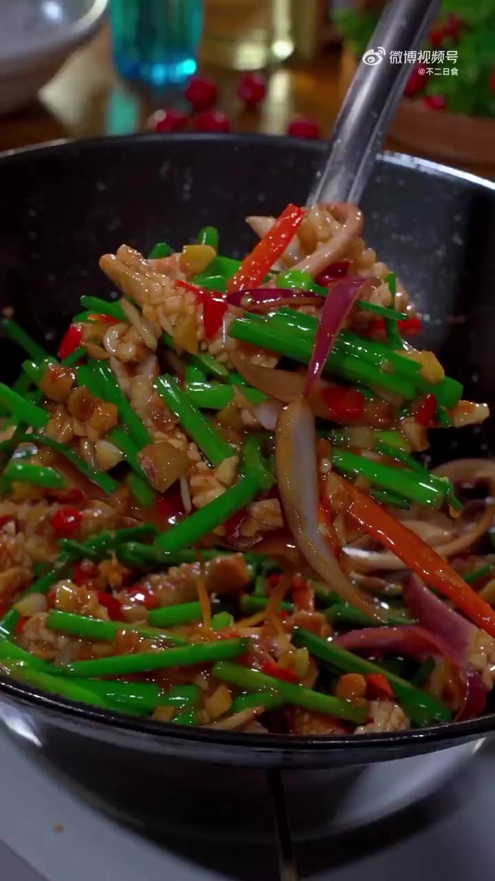 我的暖冬这样式儿 厨艺教程   美食时刻 韭菜苔爆炒鱿鱼这样做脆嫩鲜香,非常好吃下饭~(v