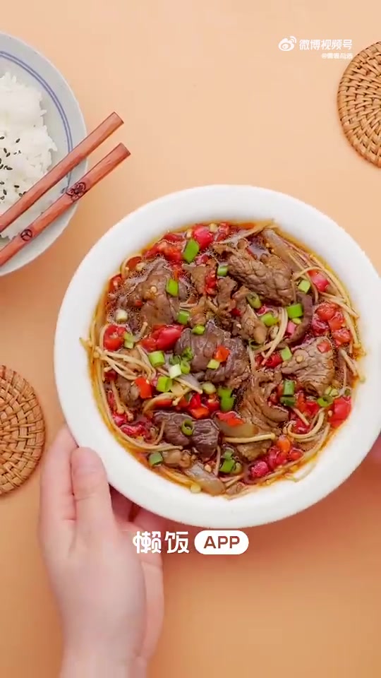 午饭吃什么 剁椒水煮牛肉,嫩滑入味 鲜辣过瘾!寒冷的冬天里来一锅热气腾腾的剁椒水煮牛肉也太
