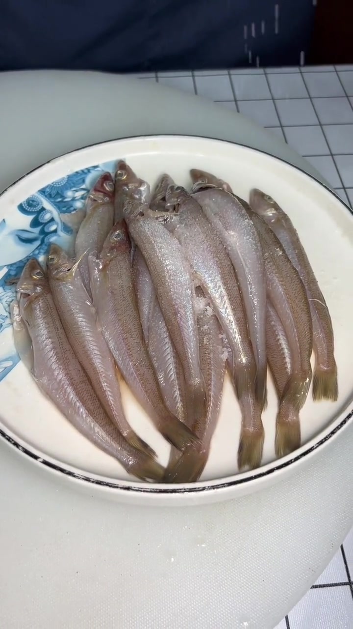 今晚又有球看了,憋了两天也馋坏了吧?还不把 椒盐船丁鱼 这个小海鲜做起来?爱做饭的男人 林