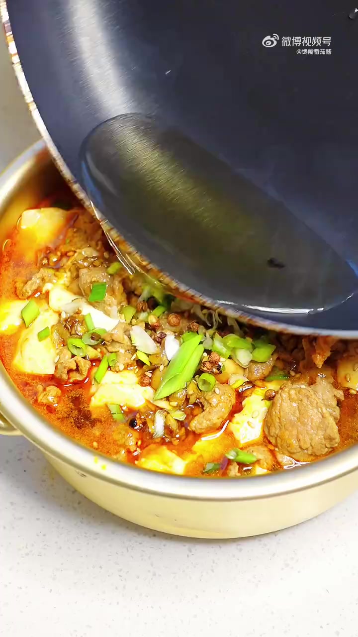 舌尖上的武汉「水煮豆花牛肉」冬天谁能拒绝一锅热气腾腾的水煮豆花牛肉呢,嫩滑的豆腐,大块的牛