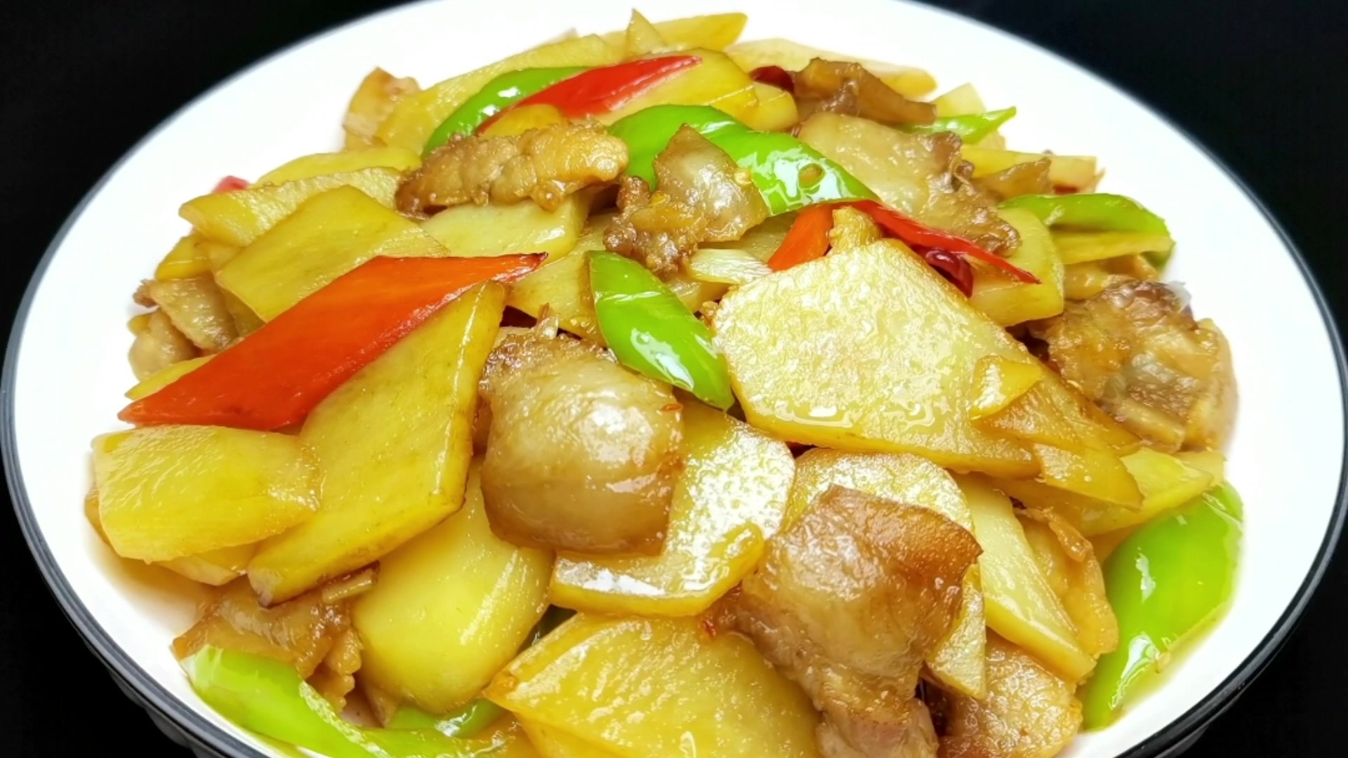 #家常菜谱# 土豆跟五花肉一起炒真是绝配,出锅又香又下饭,赶紧学起来吧