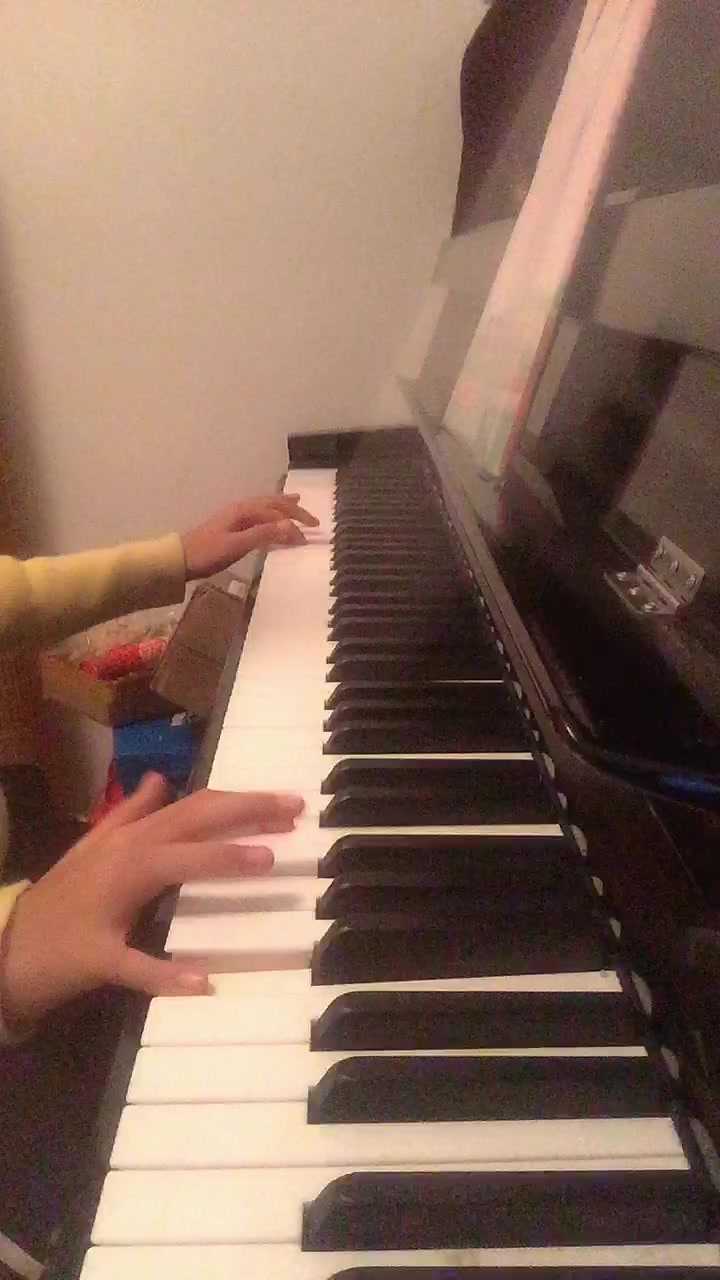 终于学会了用钢琴弹奏大鱼!