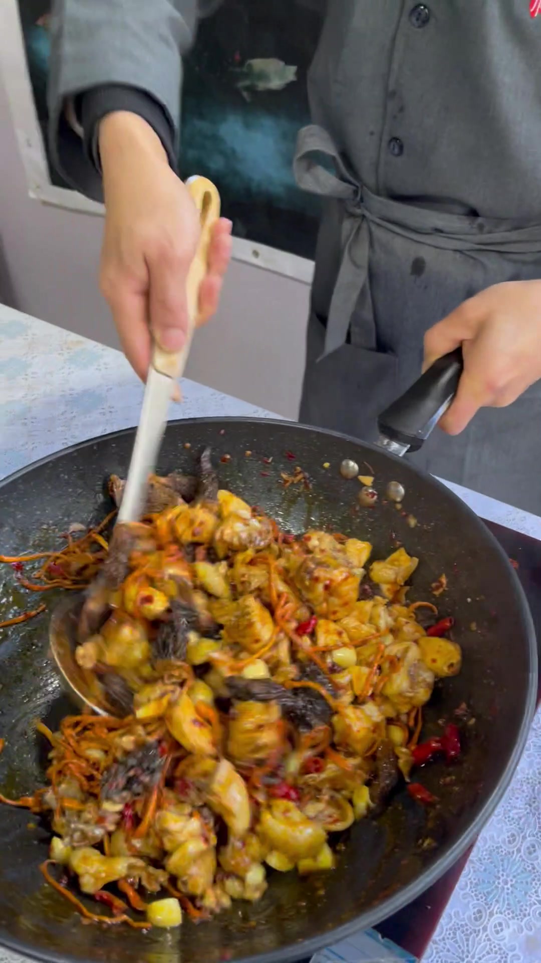羊肚菌虫草花炖鸡,整个屋子里都飘满香味,真的是太温暖了。