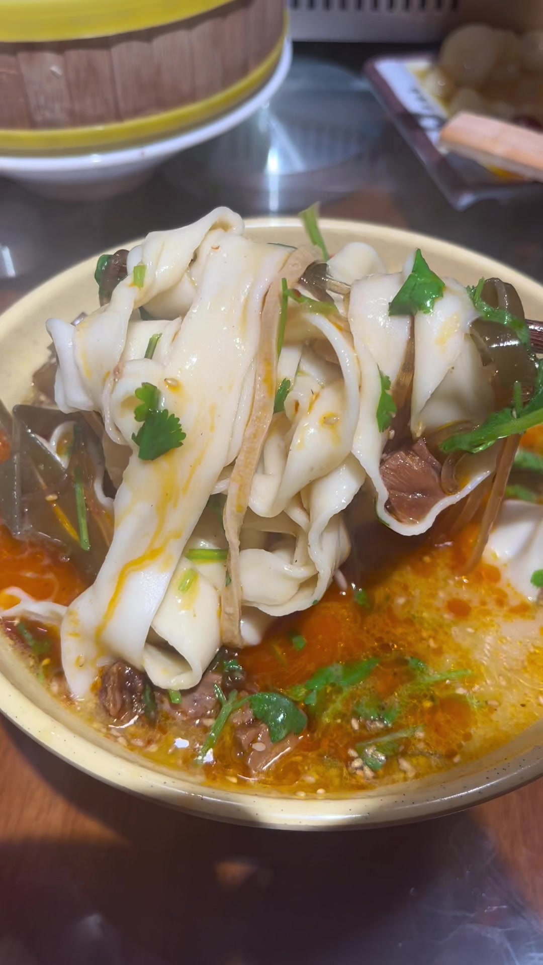 天冷了,花15块钱吃一碗加了海带丝豆腐皮的老烩面