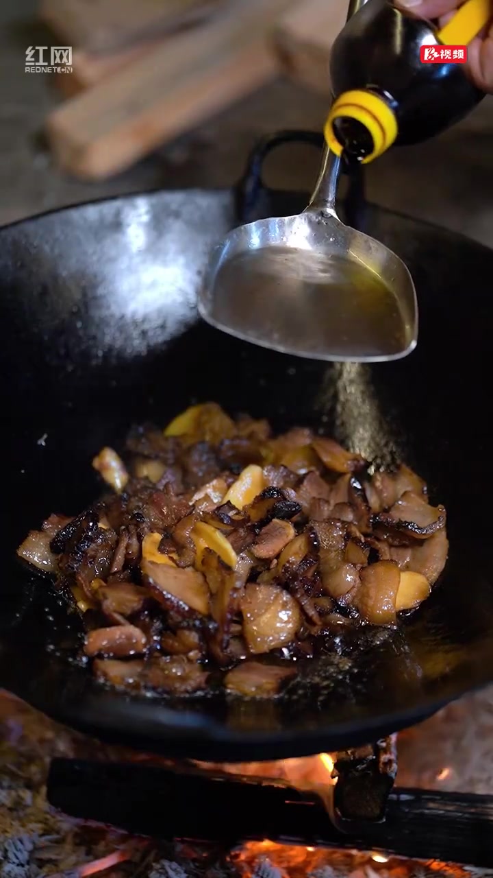 中英双语丨十八洞村小哥今天吃什么?正宗湘西腊肉!
