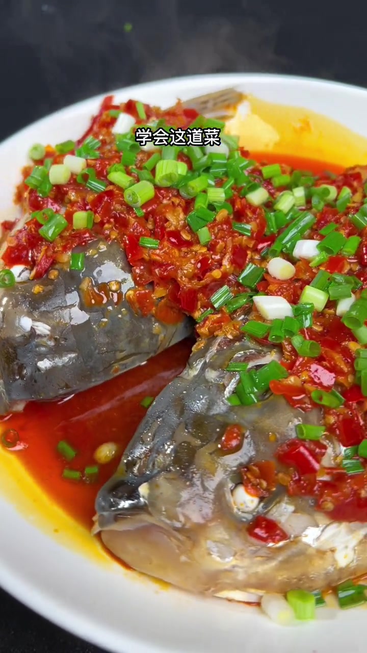 剁椒鱼头 川菜美食 一头这样做肉嫩 没有一点腥味 巴士得很!