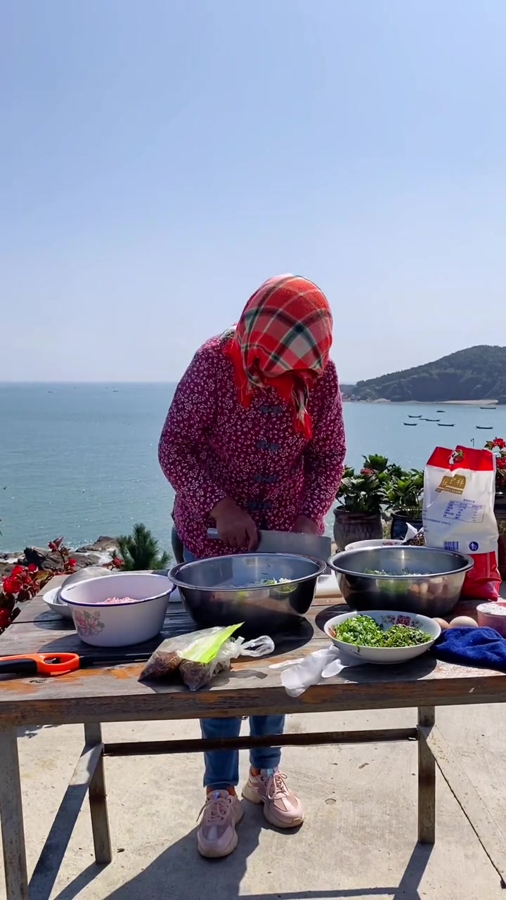 炸萝卜丝虾丸油温一定要低,萝卜丝肉丸也好吃