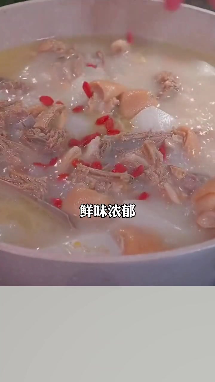 为什么饭店里的羊肉这么好吃?这秘密就在配料里边,炖出来的羊汤满屋子飘香,汤汁奶白醇厚,肉质