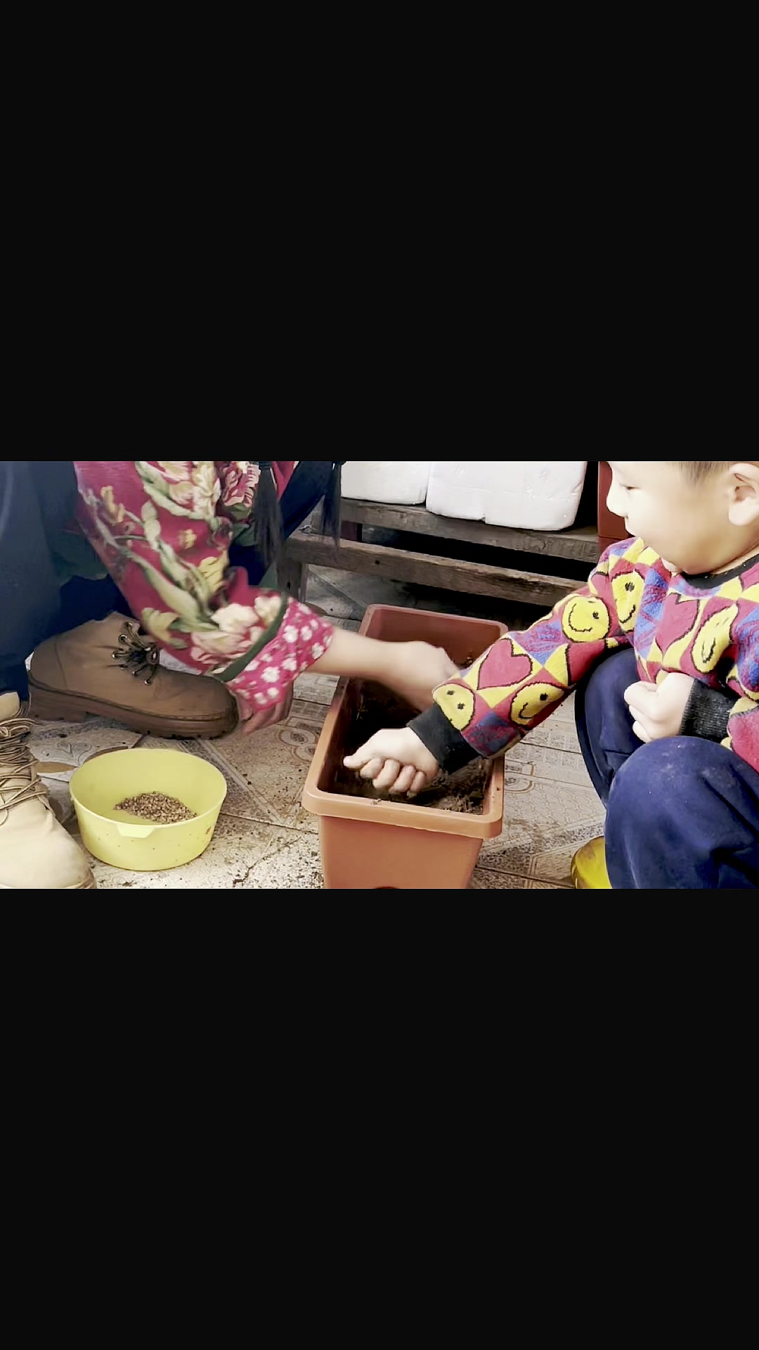 自己制作的种菜架子已经全部种下种子啦