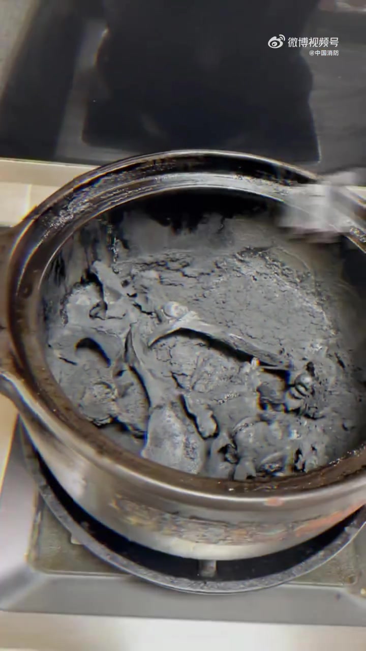 徽风知事「女子炖汤忘计时一锅骨头成骨灰」近日,安徽滁州,女子厨房炖汤忘计时,等想起来过去查