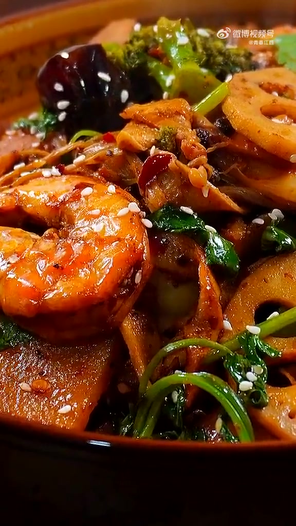 晚饭吃什么 想吃麻辣香锅,在家也能做!备好自己喜欢的食材,想吃什么放什么,美味过瘾「舔屏」