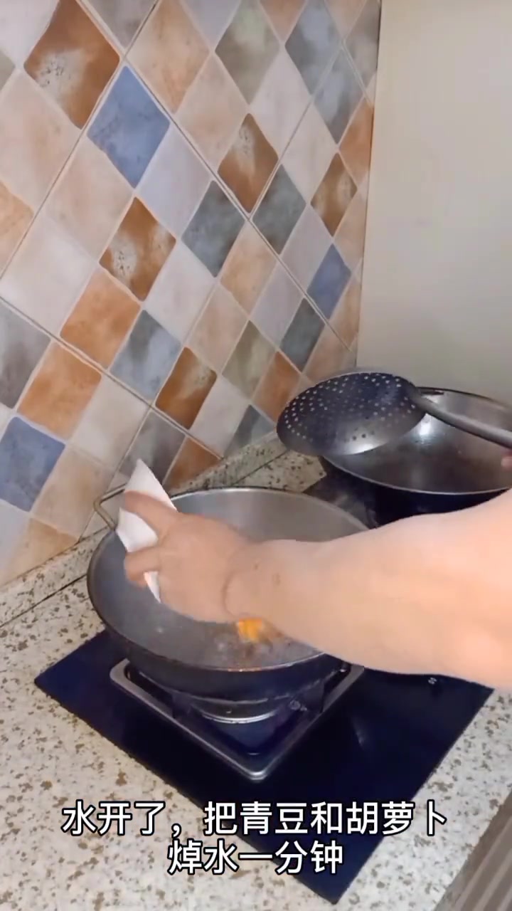 黄金炒饭!蔬菜鸡蛋大米饭 蛋炒饭 在家做美食 我的厨房我做主 +小助手