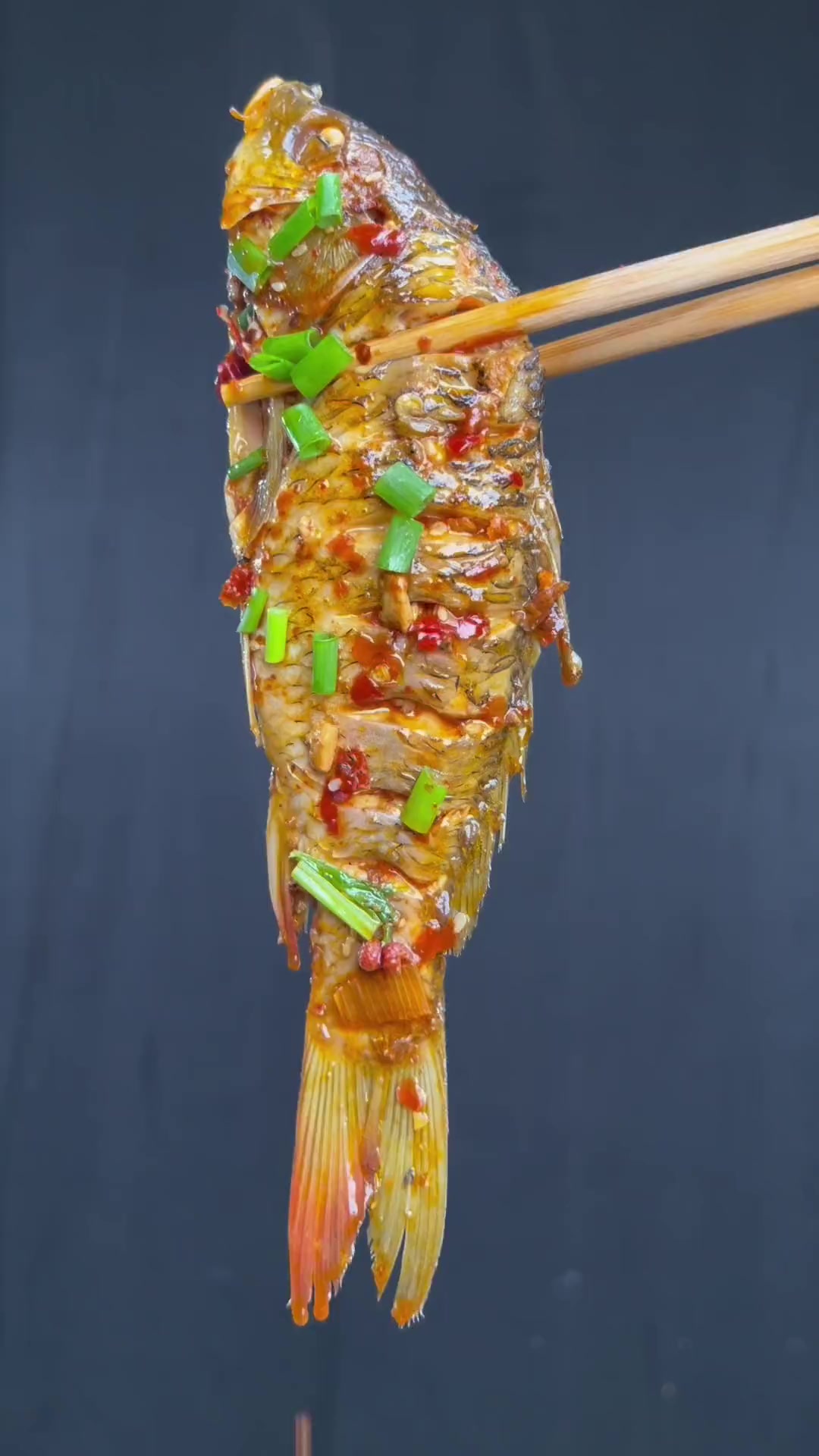 红烧鲫鱼 川菜 多吃鲫鱼你会越来越聪明的,以后记住这样做绝对安逸 不好吃你来找我