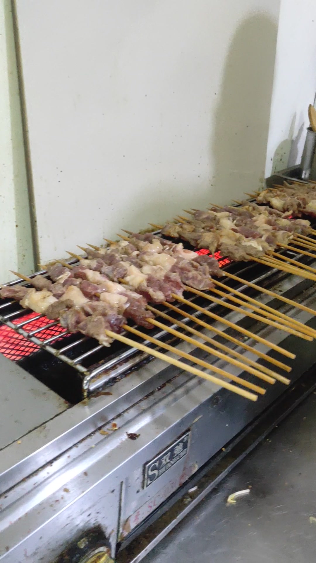 羊肉串太香了!纯手工串的有吃的来吧!