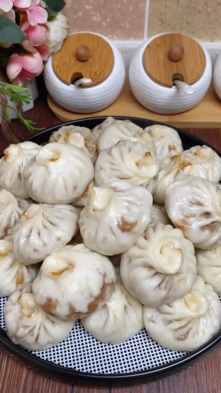 头一回见包子馅的包子 先马后看!教你香菇猪肉包子的新做法,调馅讲究有技巧,个个鲜嫩多汁!「