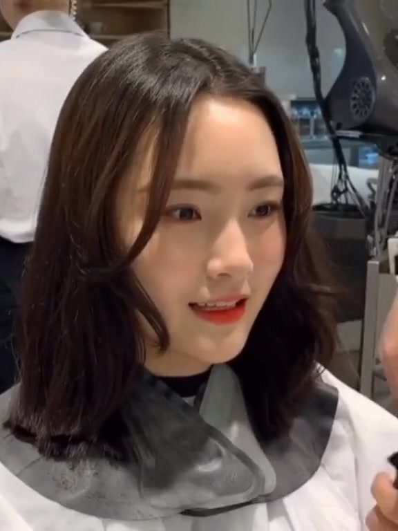 短发控的女生可以参考这款中短减龄蓬松气垫烫!瘦脸刘海让脸小一圈 谁烫谁好看