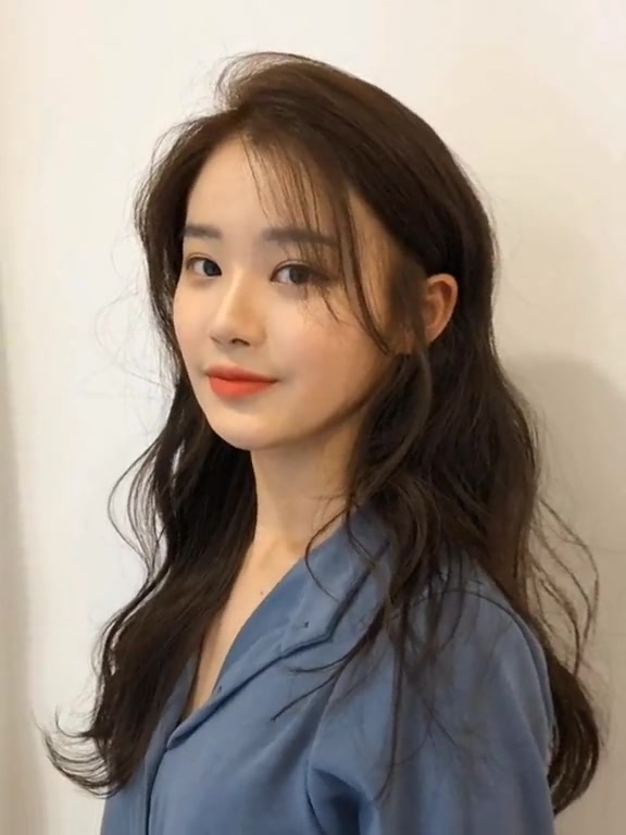 蛋卷气垫烫发型,长发女生才可以烫出来的效果,“瘦脸减龄” 谁剪谁好看 新发型