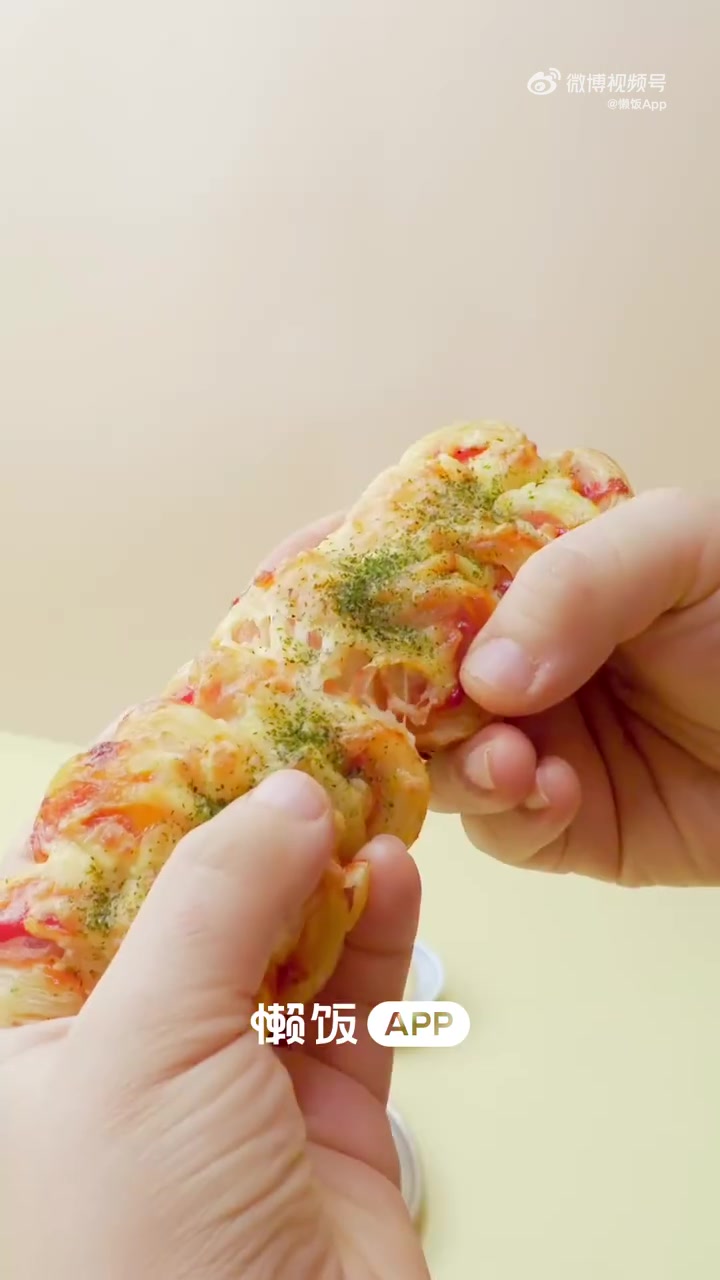 五小布分享「空气炸锅火腿酥饼」好看又好吃!酥酥脆脆,满口留香,不用揉面就能get,当早餐也