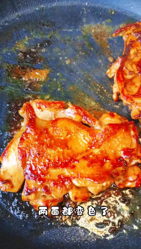 鸡腿这样做,皮脆肉嫩,平底锅就能做。配上米饭,绝了 香煎鸡腿