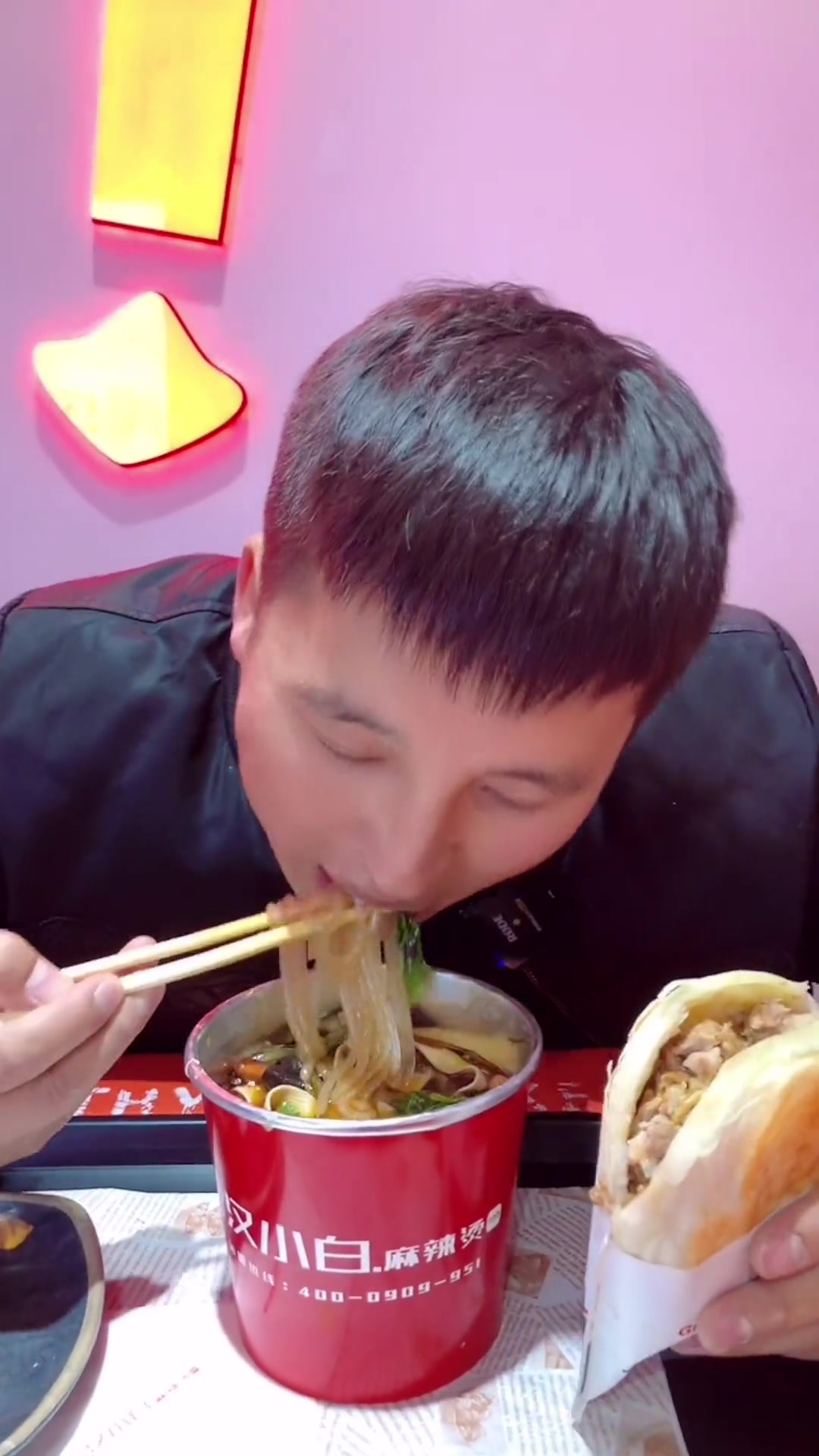 中正天街这家很火的汉小白麻辣烫出了之个18.8的夹肉饼套餐,好吃还划算!冲吧