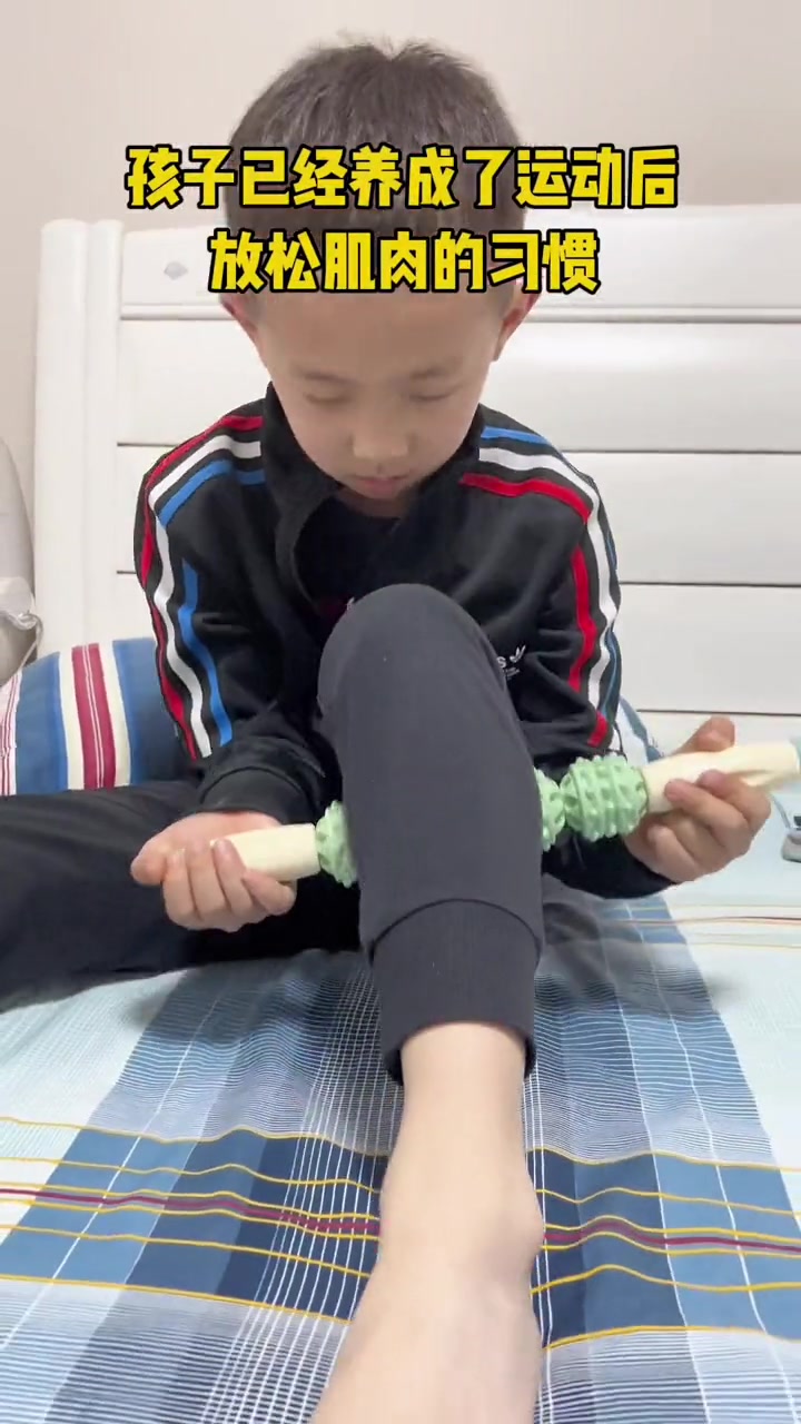 这个特殊时期,鼓励孩子坚持运动锻炼身体很重要,运动后养成放松好习惯,缓解肌肉酸痛同样很有必