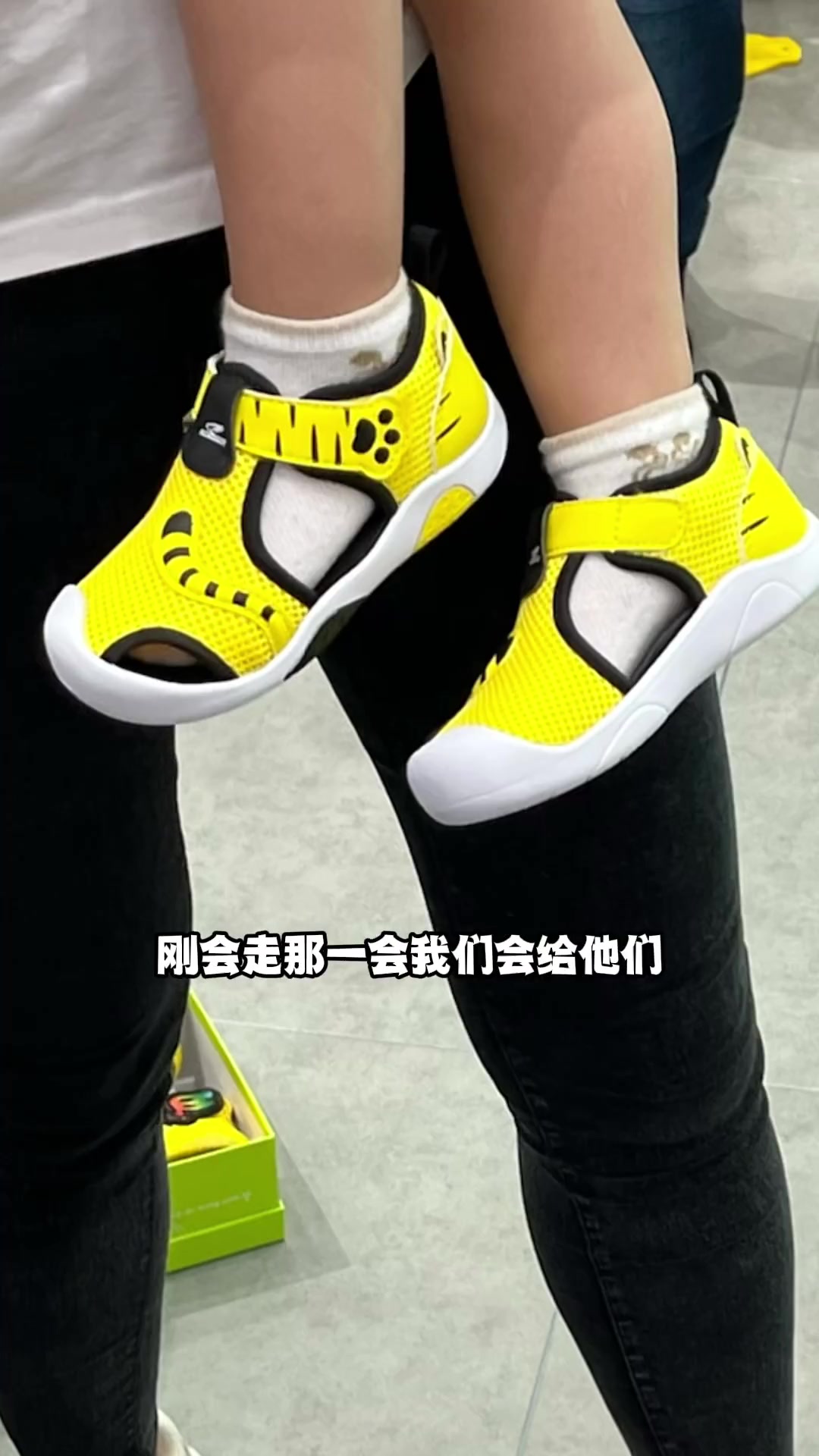 宝宝穿凉鞋时可以穿袜子,也可以不穿,关键看家长出于哪方面的考虑,还有宝宝愿不愿意穿 宝宝鞋