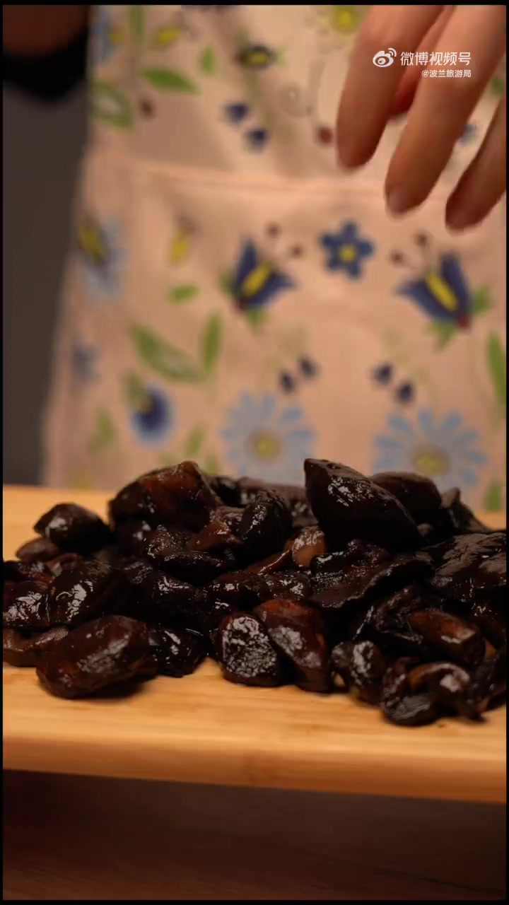 波兰圣诞夜晚餐——「蘑菇汤 (Zupa grzybowa)」冬季用干蘑菇做菜是波兰烹饪传统