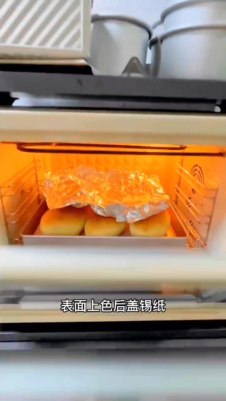 椰蓉咸奶油面包小时候的最爱,好吃到停不了囗