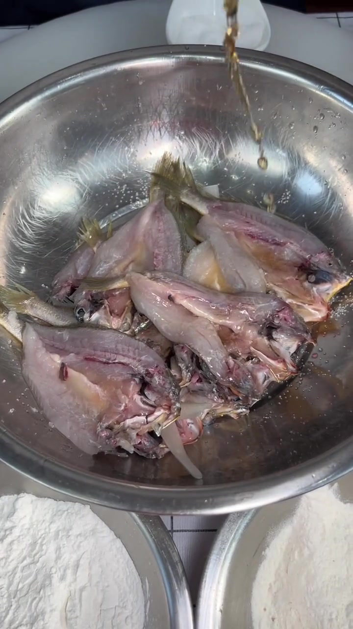 炸鱼吃了这么多年,没想到加点小海菜和糊炸制会有不一样的鲜美滋味 海菜黄花鱼 爱做饭的男人