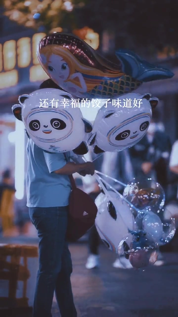 天寒地冻冬至到,祝福暖阳把你照,开心汤,开心粥,真心酒,还有幸福的饺子味道好,我在祝你出门