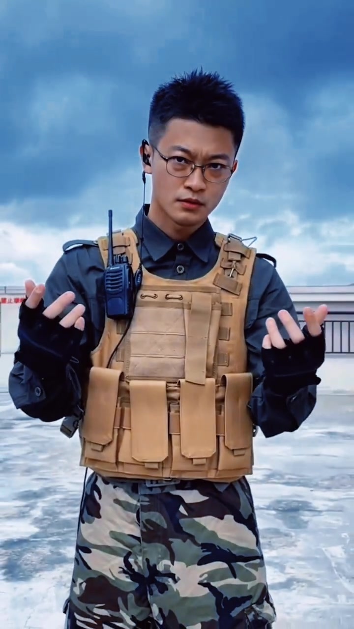 现在是真牛,就一张正脸,可以给你生成多种视频,关键是比自己是帅多了,哈哈!点赞点赞!一张照