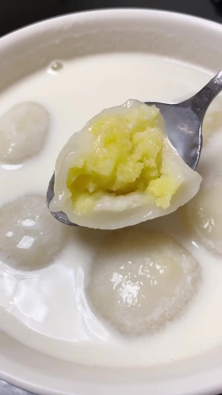 来看看返乡大学生的冬至食谱:甜汤圆DIY,感受家的温度。祝大家冬至快乐(视频:袁茵怡)冬至